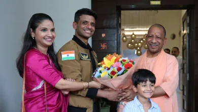 अंतरिक्ष से लौटे ग्रुप कैप्टन शुभांशु शुक्ला ने लखनऊ में मुख्यमंत्री योगी आदित्यनाथ से की भेंट, मनाया गया भव्य स्वागत