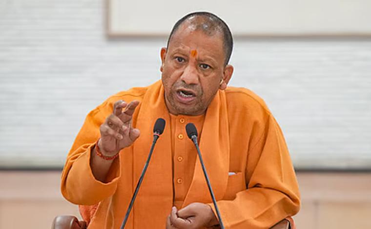 यूपी में योगी सरकार की सख्त कार्रवाई, औरैया में लिफाफा लेते SDM राकेश कुमार को निलंबित