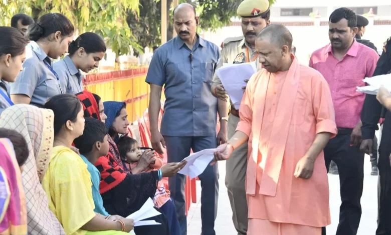 गोरखपुर जनता दर्शन: मुख्यमंत्री योगी आदित्यनाथ ने सुनी लोगों की समस्याएं, अवैध कब्जाधारियों पर कड़ा एक्शन का दिया निर्देश