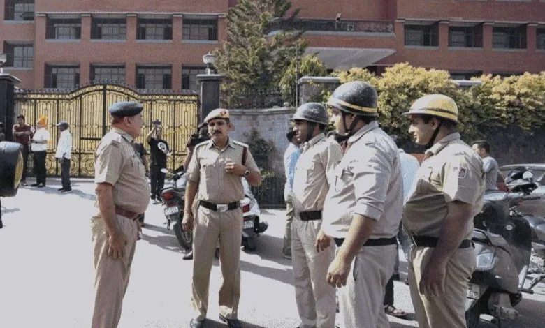 DPS द्वारका बम धमकी: DPS द्वारका और दो अन्य स्कूलों को बम धमकी, स्कूल खाली कराए गए