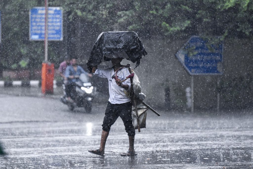 दिल्ली-एनसीआर में भारी बारिश से जलभराव और ट्रैफिक जाम की समस्या जारी