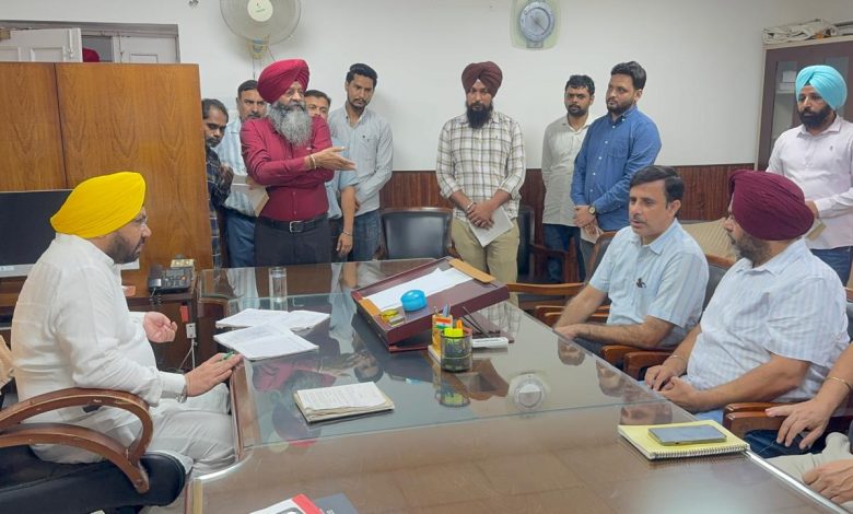 हरभजन सिंह ईटीओ ने मोहाली में पीडब्ल्यूडी कार्यालयों का औचक दौरा किया