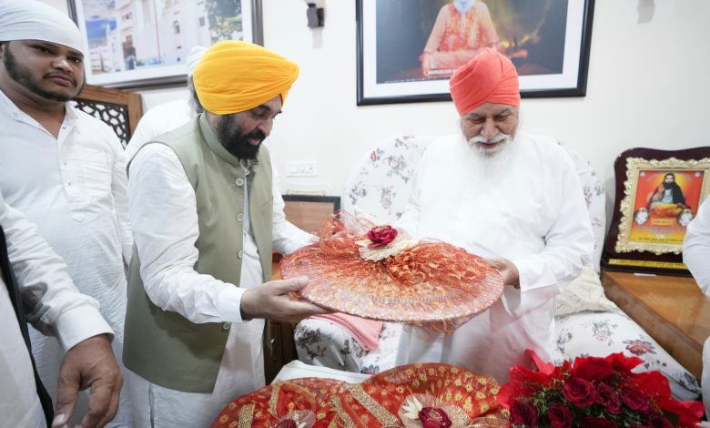 डेरा सचखंड बल्लां में माथा टेकने पहुंचे सीएम भगवंत मान, सतिगुरु निरंजन दास जी से की मुलाकात