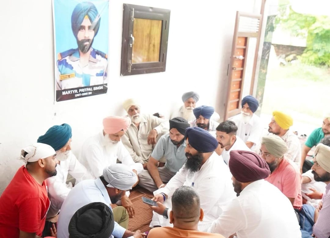 शहीद लांस नायक प्रितपाल सिंह के परिवार से मिले मंत्री हरजोत सिंह बैंस, जताई गहरी संवेदना