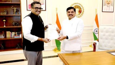 मुख्यमंत्री डॉ. यादव को सूचना प्रसारण सचिव श्री संजय जाजू ने केंद्रीय सूचना प्रसारण राज्य मंत्री का स्वीकृति पत्र सौंपा