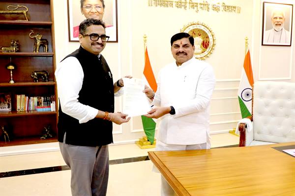 मुख्यमंत्री डॉ. यादव को सूचना प्रसारण सचिव श्री संजय जाजू ने केंद्रीय सूचना प्रसारण राज्य मंत्री का स्वीकृति पत्र सौंपा