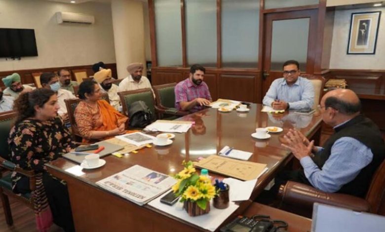 बागवानी मंत्री मोहिंदर भगत ने पंजाब में फूलों की खेती को बढ़ावा देने के लिए अधिकारियों को दिए निर्देश