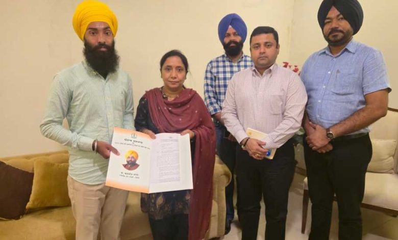 डॉ. बलजीत कौर ने सामाजिक सुरक्षा विभाग के दो नए कर्मचारियों को नियुक्ति पत्र सौंपे