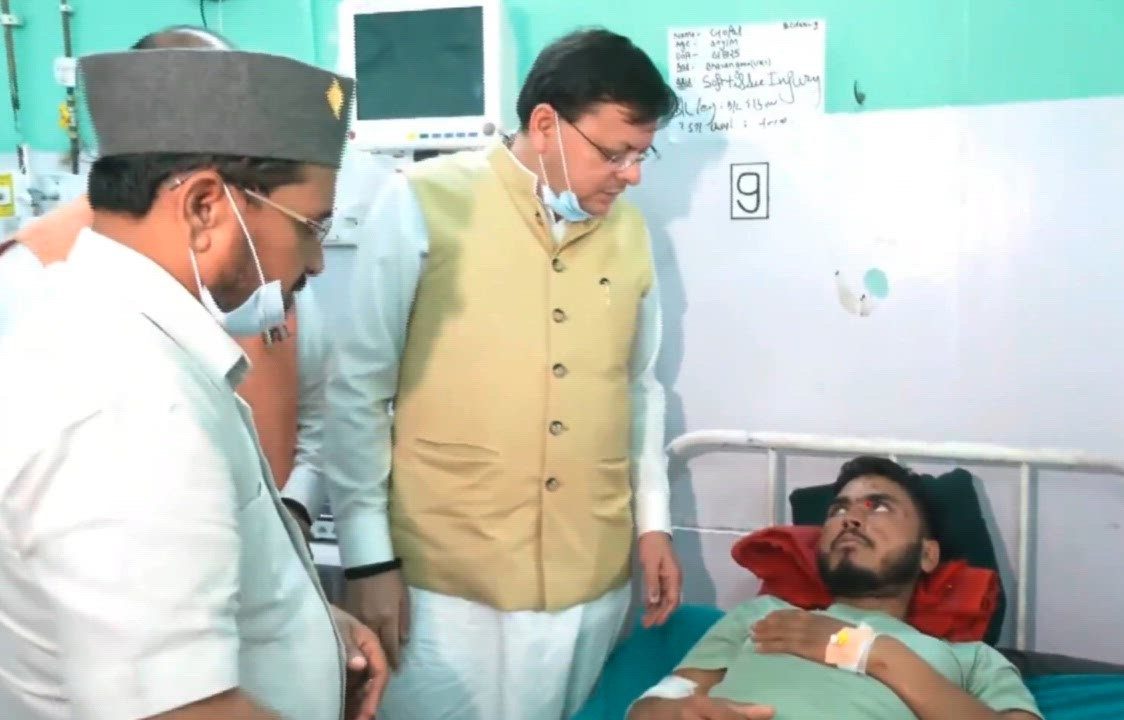 उत्तरकाशी धराली आपदा: सीएम पुष्कर धामी ने अस्पताल में घायलों से की मुलाकात, दिया भरोसा