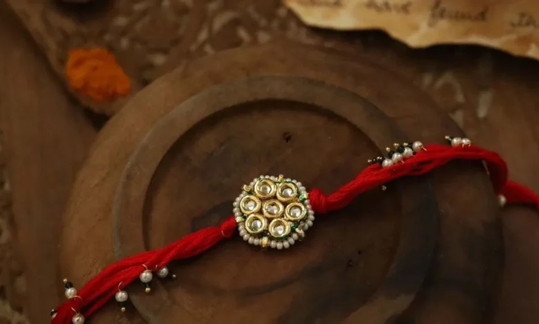 रक्षा बंधन 2025: जानें चांदी, रेशम या सोने की राखी में कौन-सी है सबसे शुभ