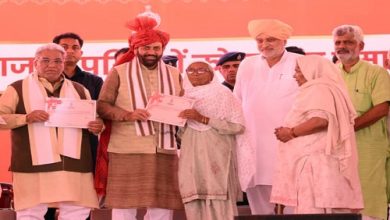 मुख्यमंत्री नायब सैनी ने आज कुरुक्षेत्र में प्रजापति समाज के परिवारों को पात्रता प्रमाण पत्र वितरित किए
