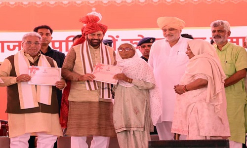 मुख्यमंत्री नायब सैनी ने आज कुरुक्षेत्र में प्रजापति समाज के परिवारों को पात्रता प्रमाण पत्र वितरित किए