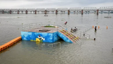 प्रयागराज में गंगा-यमुना का जलस्तर खतरे के करीब, बाढ़ प्रभावितों की संख्या बढ़ी, राहत शिविरों में भीड़