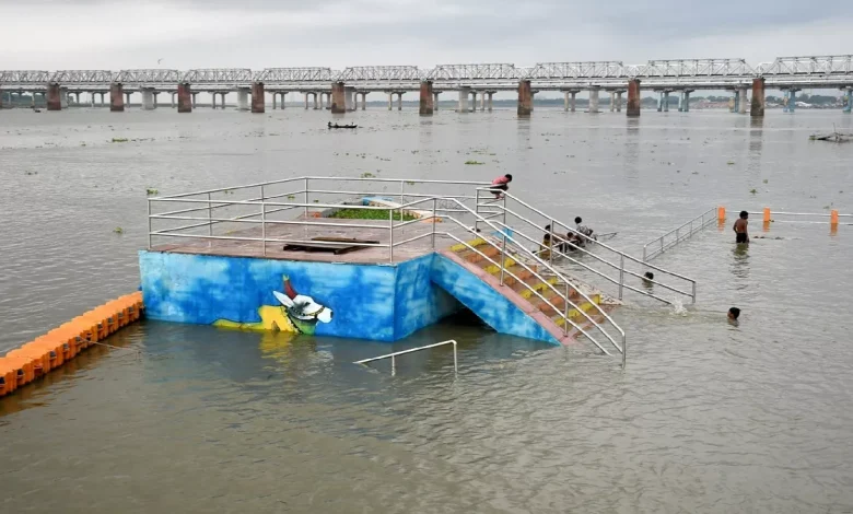 प्रयागराज में गंगा-यमुना का जलस्तर खतरे के करीब, बाढ़ प्रभावितों की संख्या बढ़ी, राहत शिविरों में भीड़