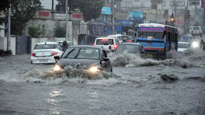 उत्तराखंड में भारी बारिश का रेड अलर्ट: नौ जिलों में स्कूल बंद, प्रशासन सतर्क