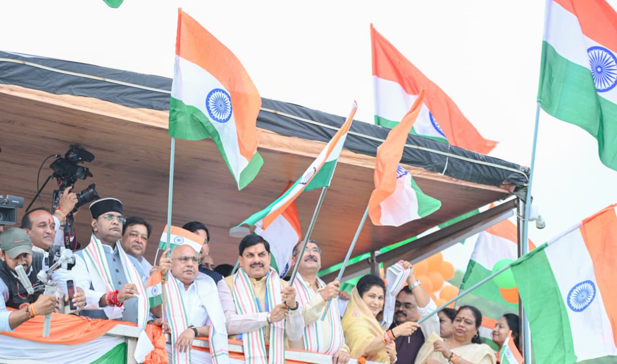 भोपाल में 'तिरंगा नौका यात्रा' का अद्भुत नजारा, देशभक्ति के रंग में रंगे सीएम मोहन यादव 12 भोपाल में 'तिरंगा नौका यात्रा' का अद्भुत नजारा, देशभक्ति के रंग में रंगे सीएम मोहन यादव