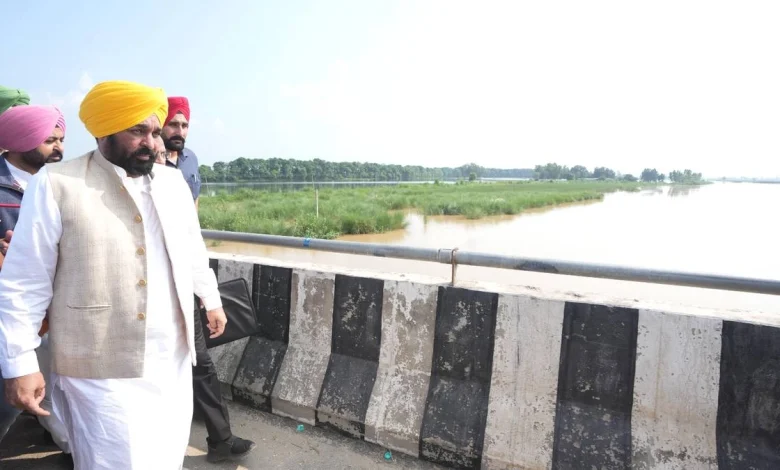 पंजाब बाढ़ मुआवजा: मुख्यमंत्री भगवंत सिंह मान ने बाढ़ पीड़ितों को मुआवजा देने के लिए विशेष गिरदावरी के आदेश दिए, कपूरथला का किया दौरा