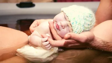 वॉटर बर्थ डिलीवरी क्या है? जानिए फायदे, जोखिम और प्रेग्नेंट महिलाओं के लिए सेफ्टी