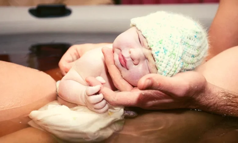 वॉटर बर्थ डिलीवरी क्या है? जानिए फायदे, जोखिम और प्रेग्नेंट महिलाओं के लिए सेफ्टी