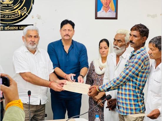 पंजाब सरकार ने बाढ़ में जान गंवाने वाले 4 परिवारों को 4-4 लाख रुपये की आर्थिक सहायता दी 12 पंजाब सरकार ने बाढ़ में जान गंवाने वाले 4 परिवारों को 4-4 लाख रुपये की आर्थिक सहायता दी