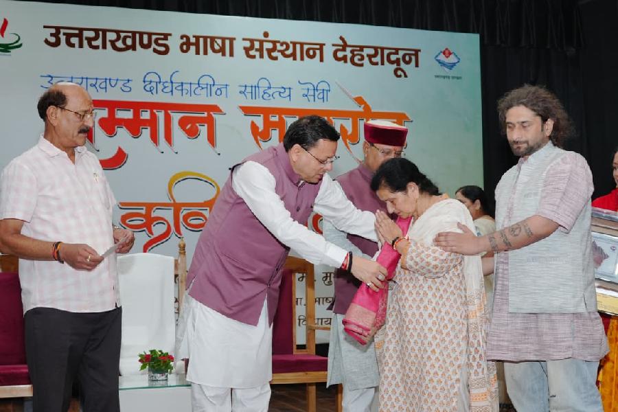 छह साहित्यकारों को मिला दीर्घकालीन साहित्य सेवी सम्मान, मुख्यमंत्री धामी ने किया सम्मानित