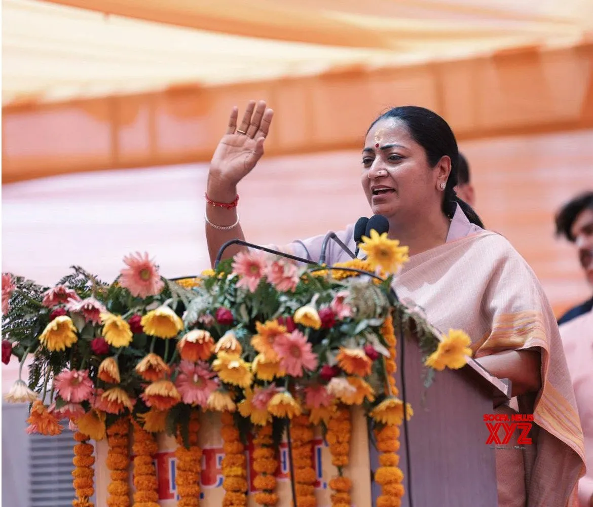 मुख्यमंत्री रेखा गुप्ता ने शिक्षकों से कहा – स्थानीय वस्तुओं और पर्यावरण संरक्षण की शिक्षा देना है जिम्मेदारी