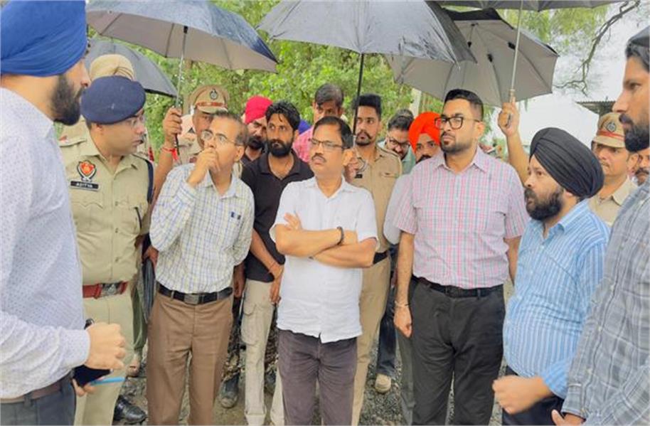 मुख्य सचिव के.ए.पी. सिन्हा ने बाढ़ प्रभावित इलाकों का दौरा कर मुआवजे की घोषणा की 12 मुख्य सचिव के.ए.पी. सिन्हा ने बाढ़ प्रभावित इलाकों का दौरा कर मुआवजे की घोषणा की