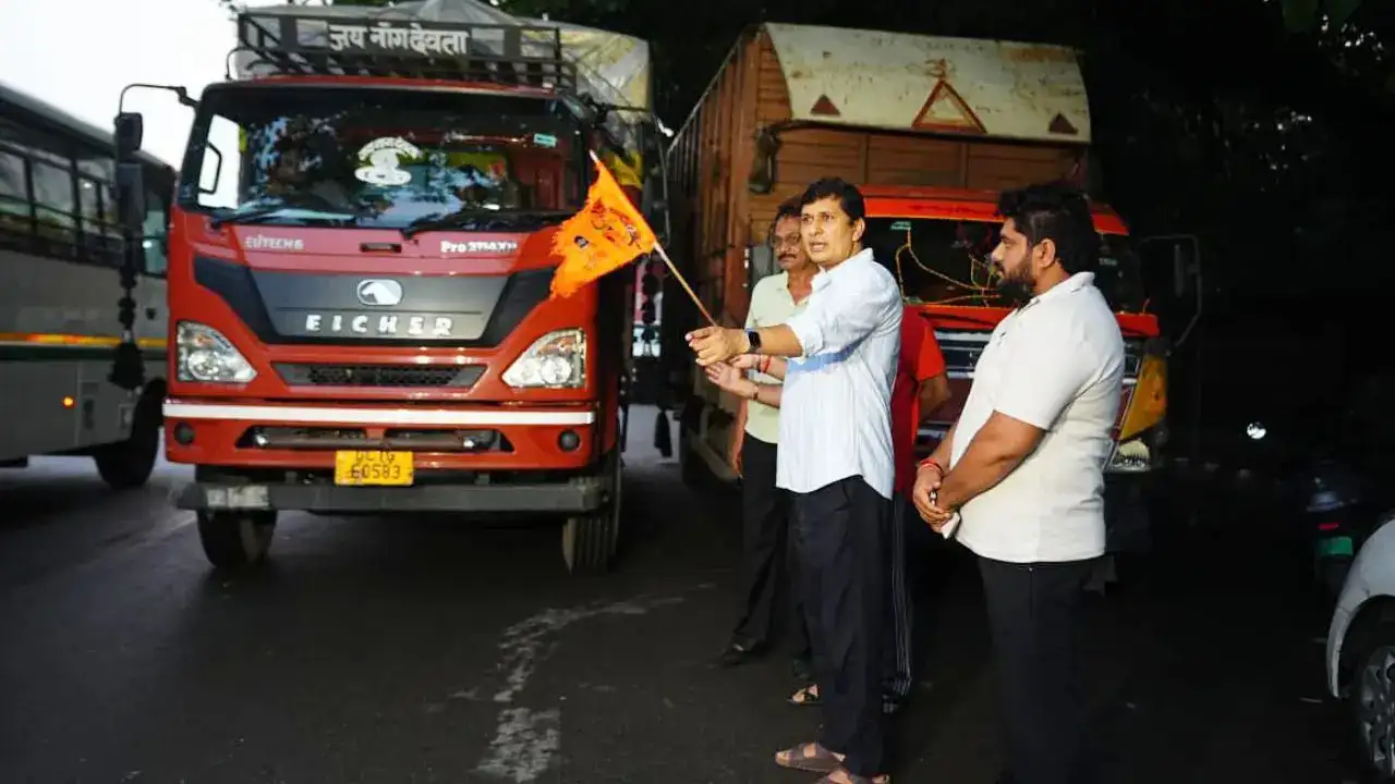 केजरीवाल के निर्देश पर AAP ने भेजी पहली राहत सामग्री, सौरभ भारद्वाज खुद पहुंचे पंजाब 12 केजरीवाल के निर्देश पर AAP ने भेजी पहली राहत सामग्री, सौरभ भारद्वाज खुद पहुंचे पंजाब