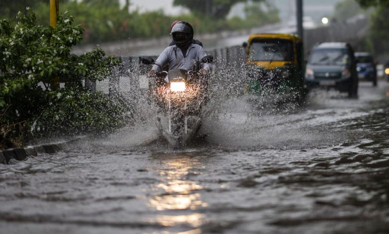 Delhi-NCR Weather Alert: यमुना का जलस्तर बढ़ा, भारी बारिश से दिल्ली, नोएडा और गुरुग्राम में जलभराव, ट्रैफिक जाम की स्थिति