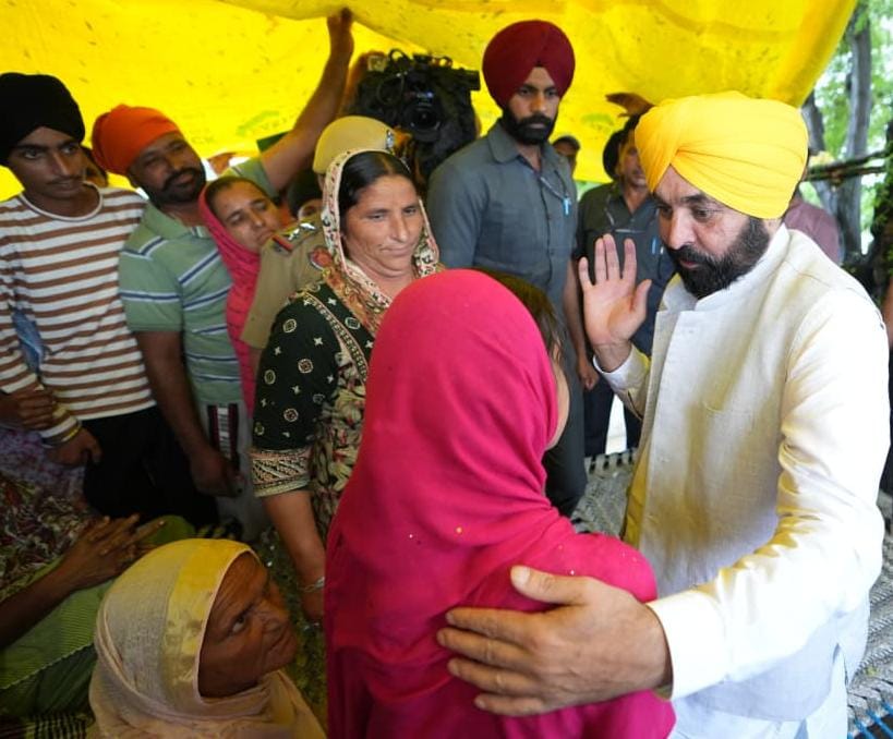 मुख्यमंत्री भगवंत सिंह मान ने आज होशियारपुर जिले के बाढ़ प्रभावित इलाकों का दौरा किया।