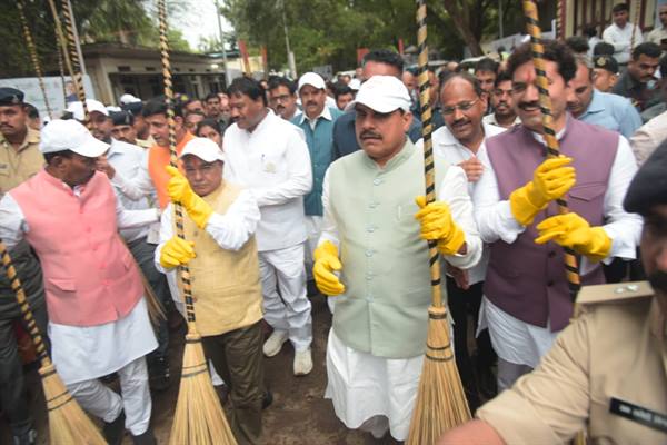 मध्य प्रदेश में ‘स्वच्छोत्सव’ का शुभारंभ: सीएम मोहन यादव ने इंदौर में स्वच्छता के लिए श्रमदान किया