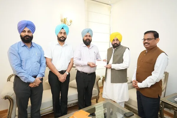 पंजाब में PCS ऑफिसर एसोसिएशन ने मुख्यमंत्री राहत कोष को 12 लाख रुपये का चेक सौंपा