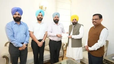 पंजाब में PCS ऑफिसर एसोसिएशन ने मुख्यमंत्री राहत कोष को 12 लाख रुपये का चेक सौंपा