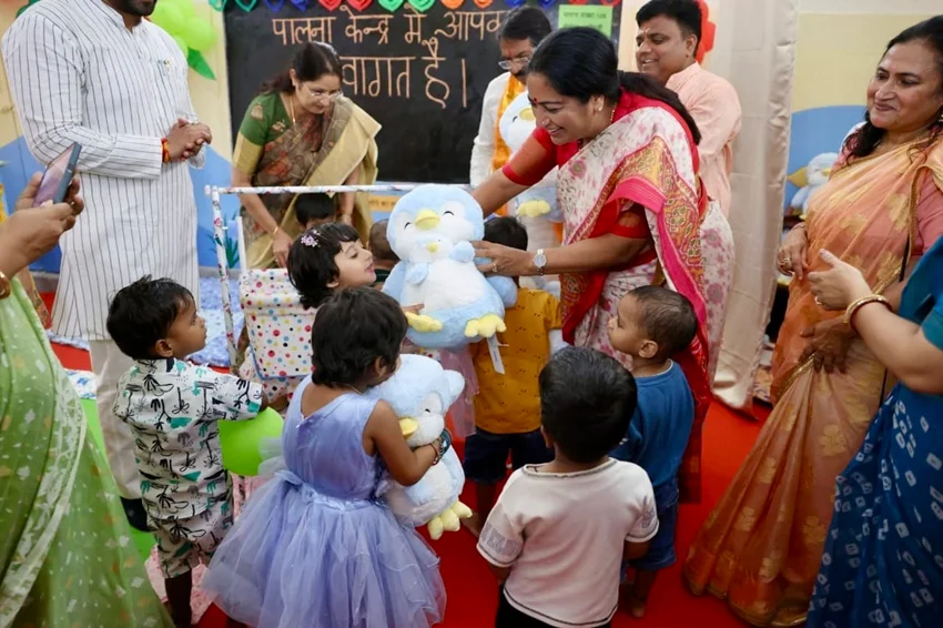 कामकाजी महिलाओं के लिए बड़ी सौगात: CM रेखा गुप्ता ने 502 क्रेच का उद्घाटन किया, आंगनवाड़ी वर्करों को दिया नया नाम