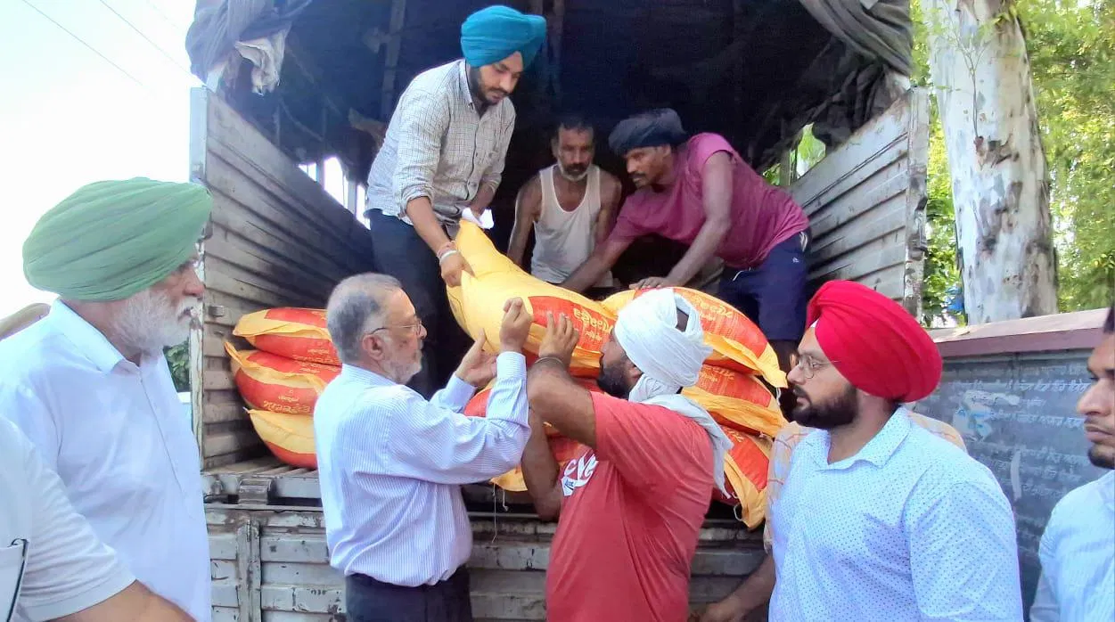 Punjab Flood Relief 2025: बाढ़ राहत में सरकार और जनता की एकजुटता, कैबिनेट मंत्री व्यक्तिगत रूप से मोर्चे पर