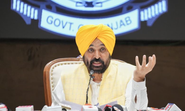 मुख्यमंत्री भगवंत सिंह मान ने पुलिस अधिकारियों को कानून-व्यवस्था और बाढ़ राहत में कड़ी निगरानी का निर्देश दिया