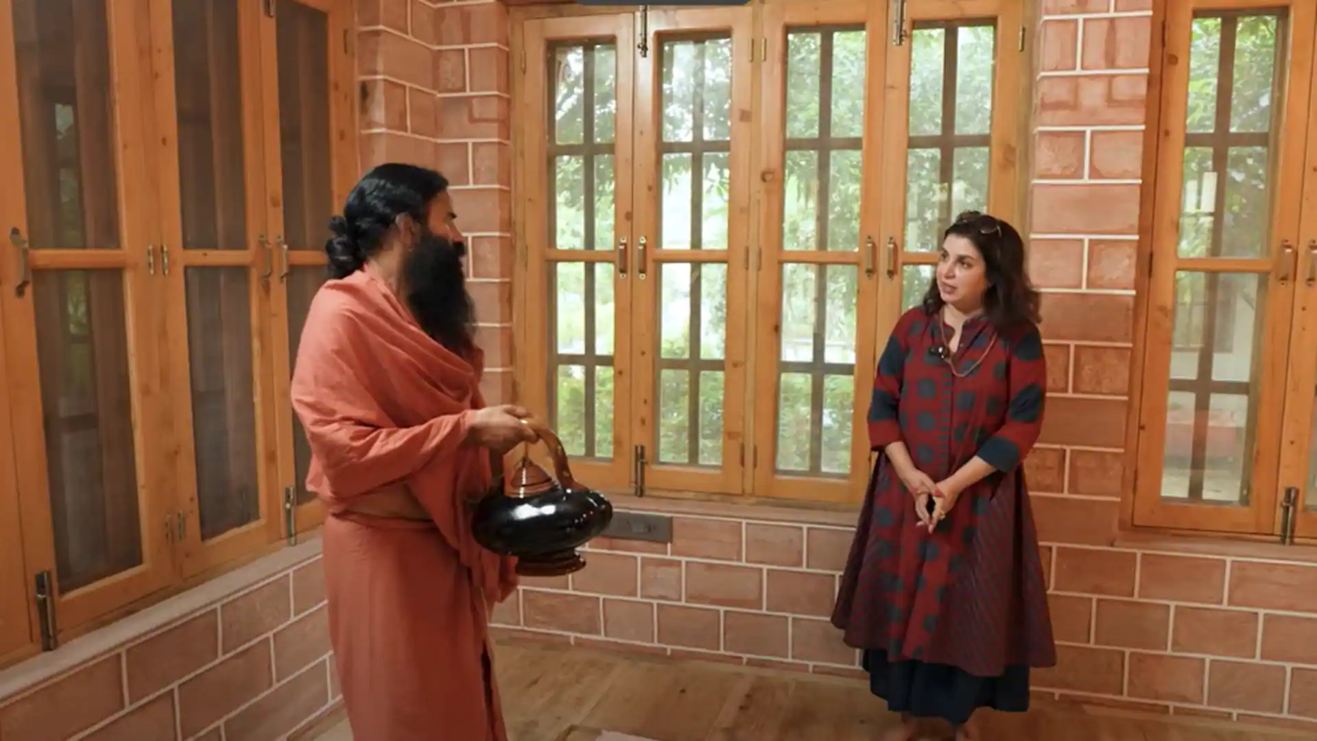 फराह खान ने सलमान खान से की बाबा रामदेव की तुलना, कहा – ‘वो भी 1BHK में रहते हैं... 12 फराह खान ने सलमान खान से की बाबा रामदेव की तुलना, कहा – ‘वो भी 1BHK में रहते हैं...