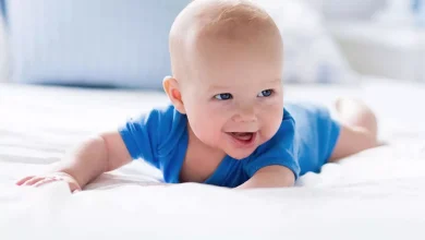 नवजात शिशु के सिर पर पपड़ी क्यों जमती है? जानिए कारण और सही देखभाल का तरीका