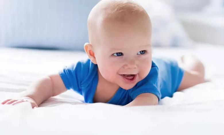 नवजात शिशु के सिर पर पपड़ी क्यों जमती है? जानिए कारण और सही देखभाल का तरीका