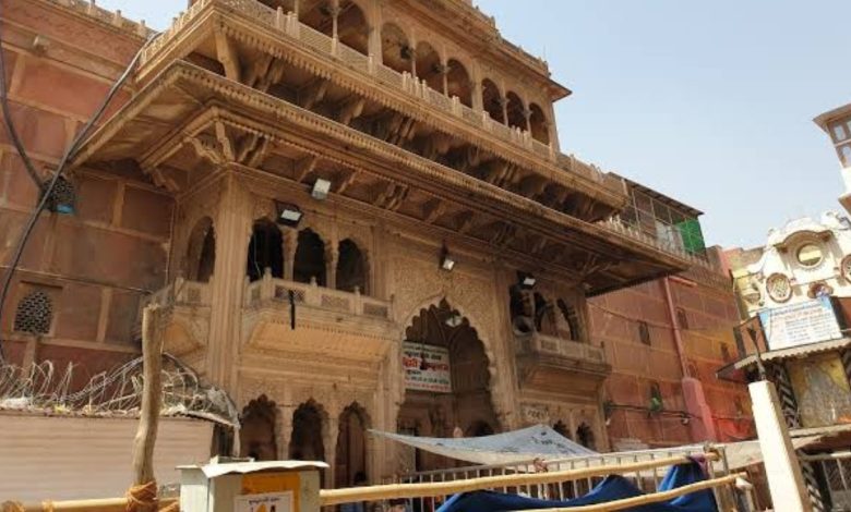 वृंदावन के श्री बांके बिहारी मंदिर में वीआईपी एंट्री पर रोक, दर्शन के समय में बदलाव और सुरक्षा व्यवस्था सख्त