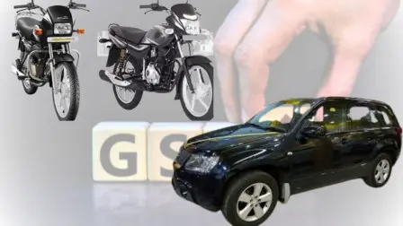 GST कटौती के बाद सस्ती हुई कारें और बाइक, शोरूम में गाड़ियों की भीड़।