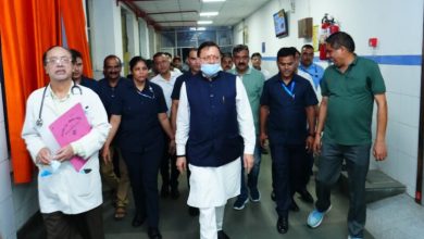 मुख्यमंत्री पुष्कर सिंह धामी ने दून मेडिकल कॉलेज अस्पताल में भर्ती वरिष्ठ पत्रकार मोहन भुलानी का हालचाल जाना