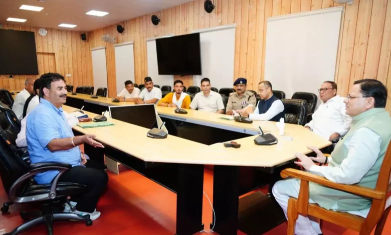 उत्तराखंड देहरादून में शिक्षकों का प्रदर्शन खत्म, मुख्यमंत्री पुष्कर सिंह धामी ने की बातचीत और आश्वासन दिया