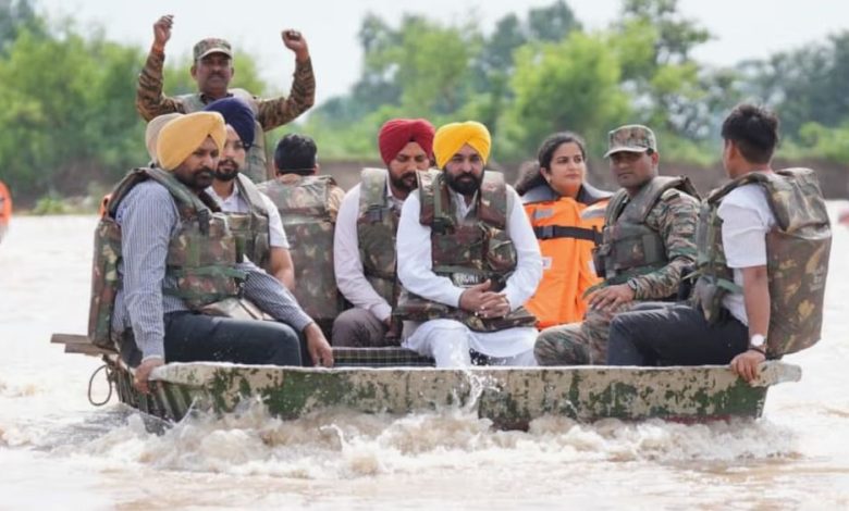 पंजाब बाढ़ में लोगों के साथ खड़े हुए मुख्यमंत्री: पंजाब सरकार ने पेश की लोकतंत्र की सच्ची मिसाल