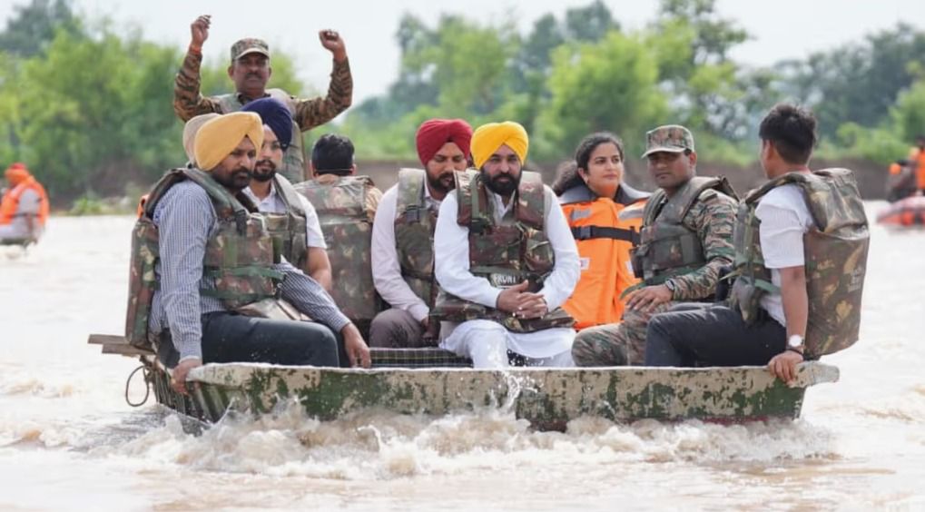 पंजाब बाढ़ में लोगों के साथ खड़े हुए मुख्यमंत्री: पंजाब सरकार ने पेश की लोकतंत्र की सच्ची मिसाल