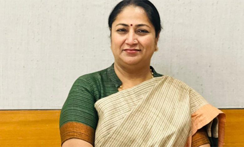 दिल्ली मुख्यमंत्री रेखा गुप्ता की बैठक में पति मनीष गुप्ता की मौजूदगी पर AAP ने जताई नाराजगी, कहा- 'दिल्ली में फुलेरा की पंचायत चल रही है'