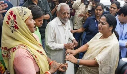 दिल्ली बाढ़ अपडेट: मुख्यमंत्री रेखा गुप्ता ने राहत शिविर का किया दौरा, सरकार देगी हर संभव मदद