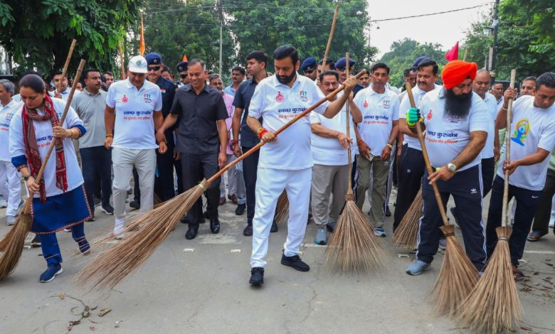 मुख्यमंत्री नायब सिंह सैनी ने कुरुक्षेत्र में ‘स्वच्छता अभियान’ की शुरुआत, साइक्लोथॉन को दिखाई हरी झंडी, किया पौधरोपण और श्रमदान
