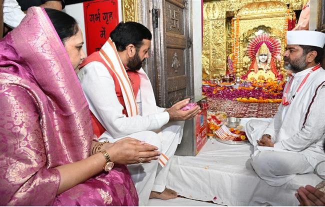 मुख्यमंत्री नायब सिंह सैनी ने धर्मपत्नी संग माता मनसा देवी मंदिर में किए दर्शन, प्रदेशवासियों की सुख-समृद्धि की कामना