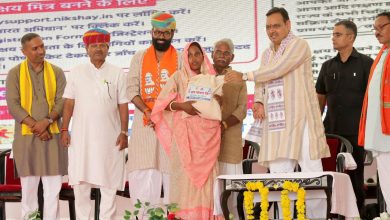 मुख्यमंत्री भजनलाल शर्मा का बांसवाड़ा दौरा, शहरी सेवा शिविर में लाभार्थियों को वितरित किए चेक